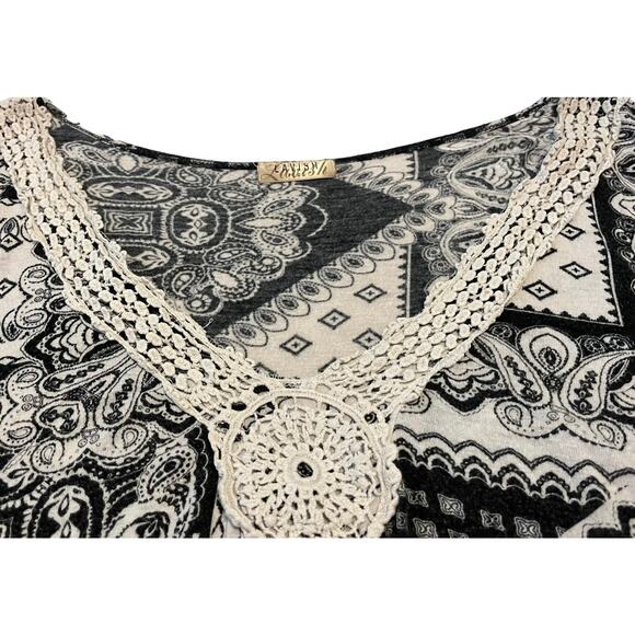 LAVISH SLEEVELESS PULL-OVER V-NECKLINE BLOUSE, WOMENS, 2XL, BLACK/WHITE ABSTRACT - Picture 2 of 7